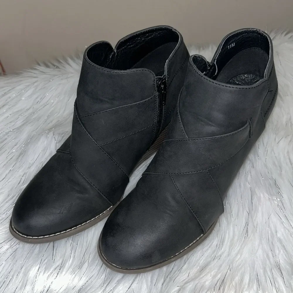 Maurices 11M Black Alexis Cross Strap Wedge Bootie